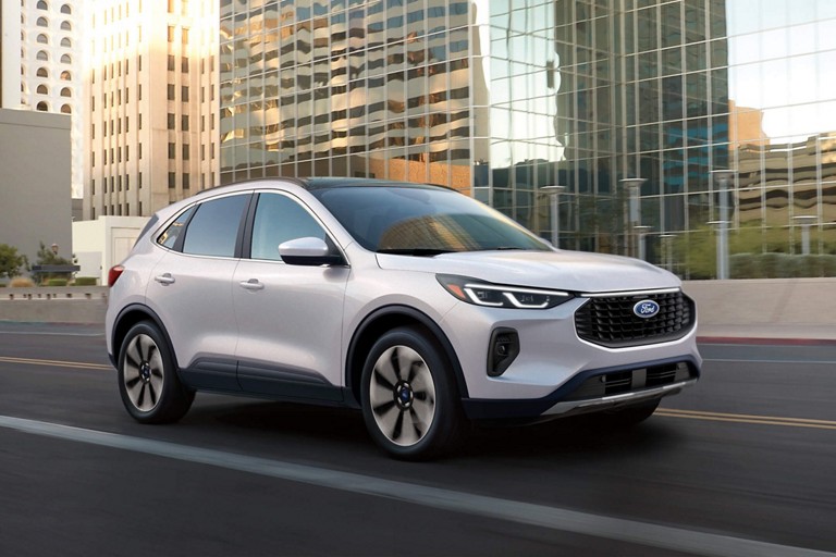 Une Ford Escape circulant sur une route urbaine.