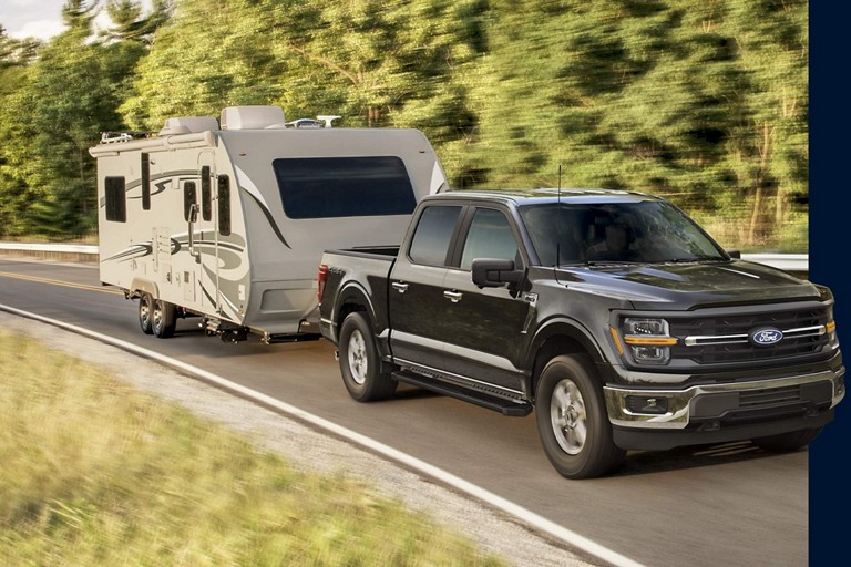 Un Ford F-150 remorquant une caravane.