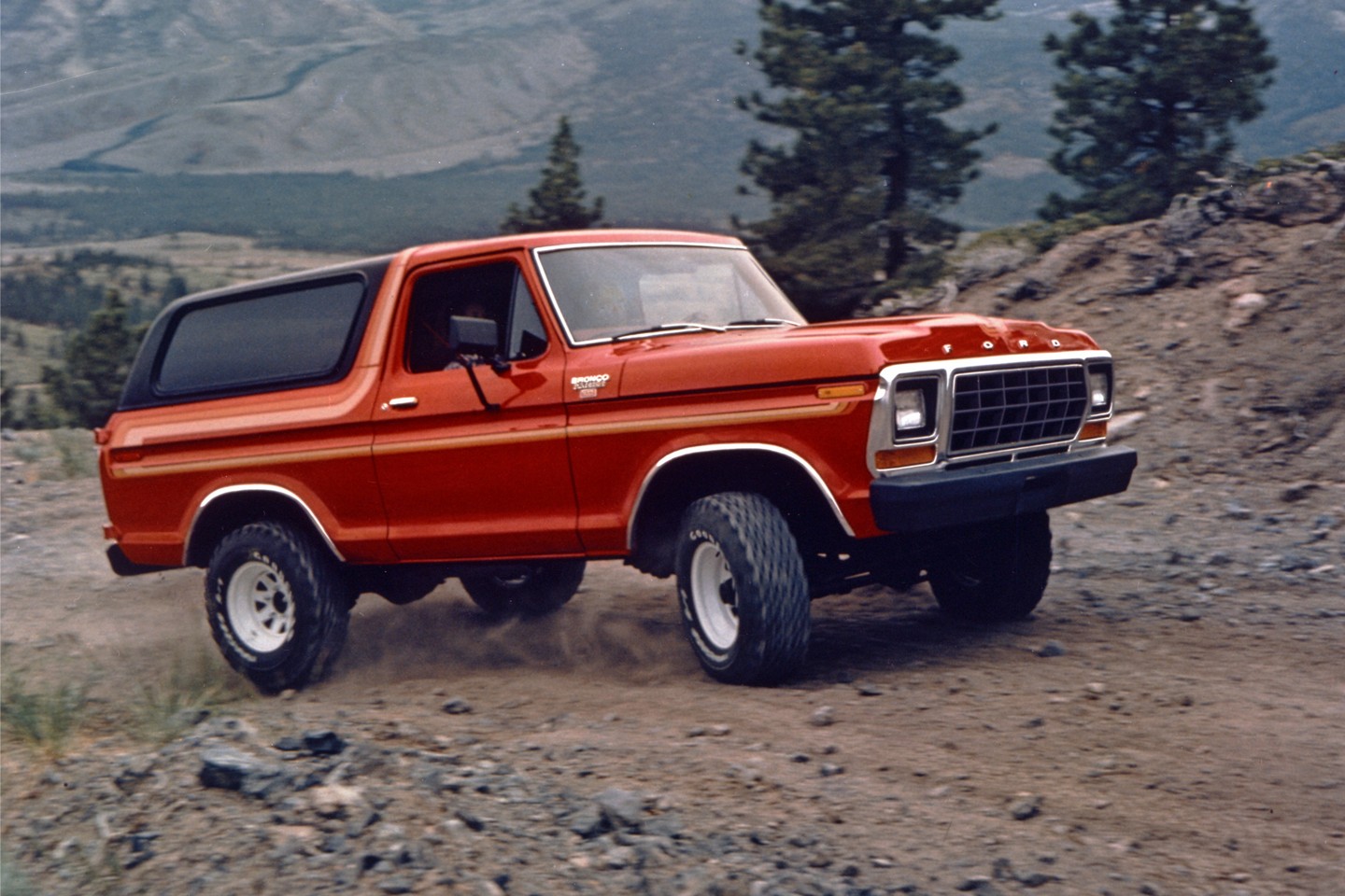  Ford Bronco 1978 en rouge pomme d’amour avec ensemble de roue libre