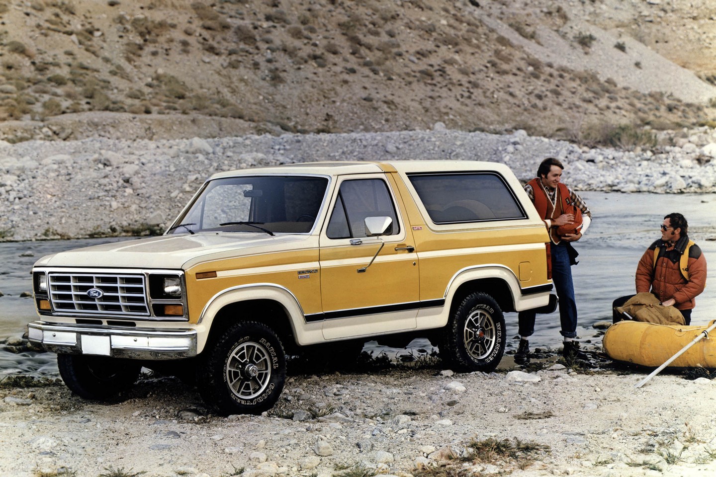 Ford Bronco X L T 1982 en Victoria deux tons