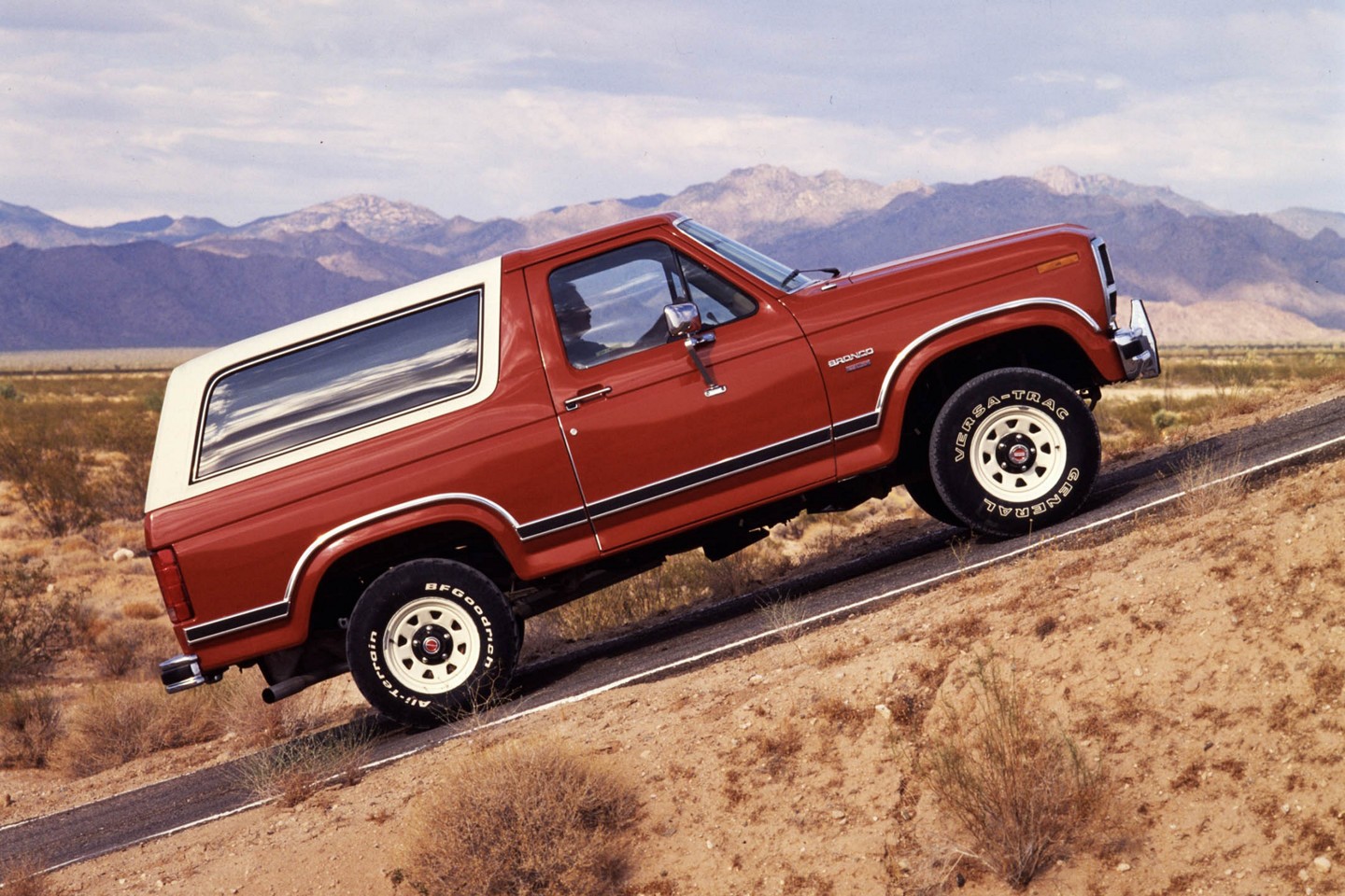 Ford Bronco 1984 montré avec un frein de stationnement sur une colline