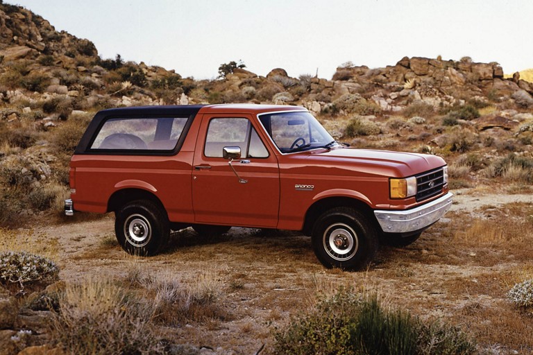 Ford Bronco 1987 Personnalisé en Bright Canyon Red