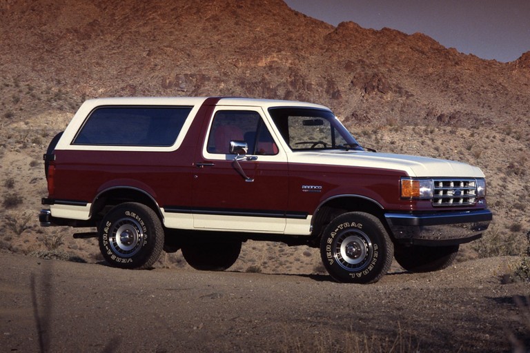 Ford Bronco 1988 en Cabernet Red avec Victoria deux tons 