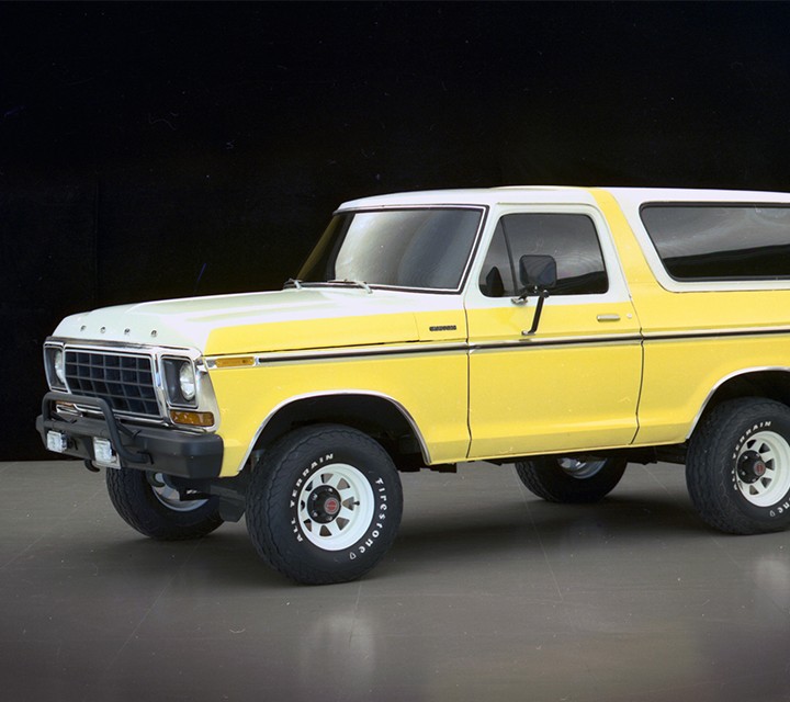 Ford Bronco 1978 avec capot spécial et toit deux tons