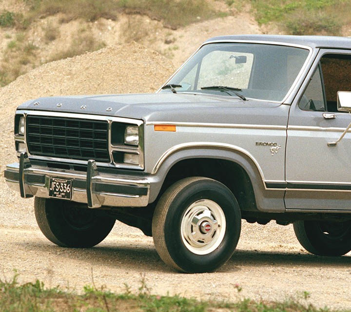 Ford Bronco X L T 1981 avec Victoria deux tons