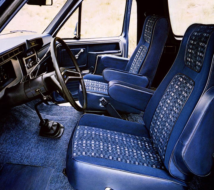 Intérieur du Ford Bronco X L S 1982 avec sièges capitaine optionnels