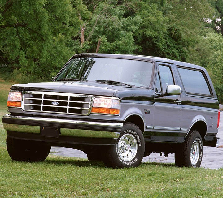 Ford Bronco x l t 1995 stationné sur le gazon