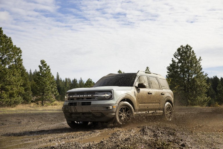 Un Ford Bronco Sport traverse un terrain boueux