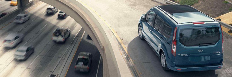 Ford Transit qui amorce un virage 