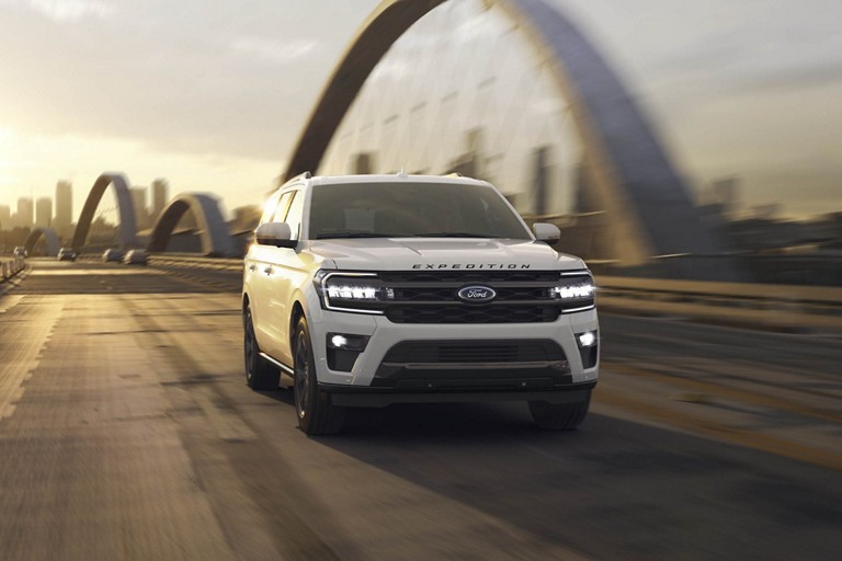 Ford Expedition traversant un pont