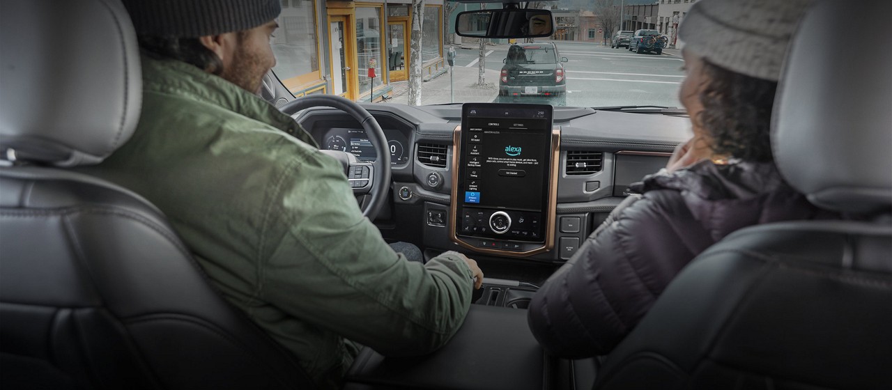 Un conducteur et un passager dans un véhicule Ford