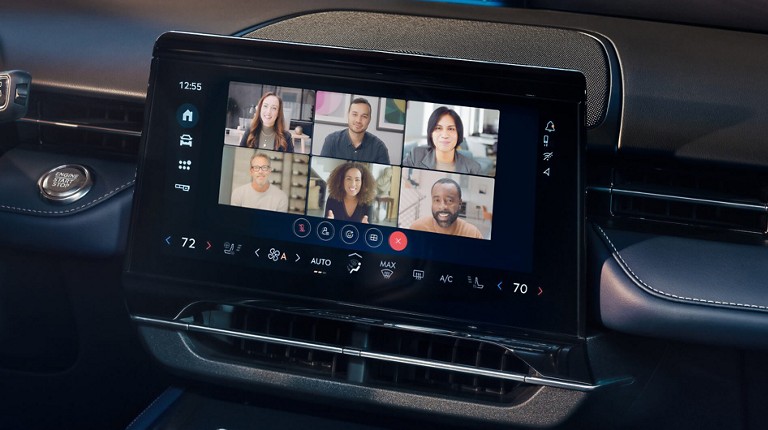 Écran technologique d’un véhicule Ford affichant un appel de vidéoconférence Webex avec d'autres personnes. L’écran peut varier.