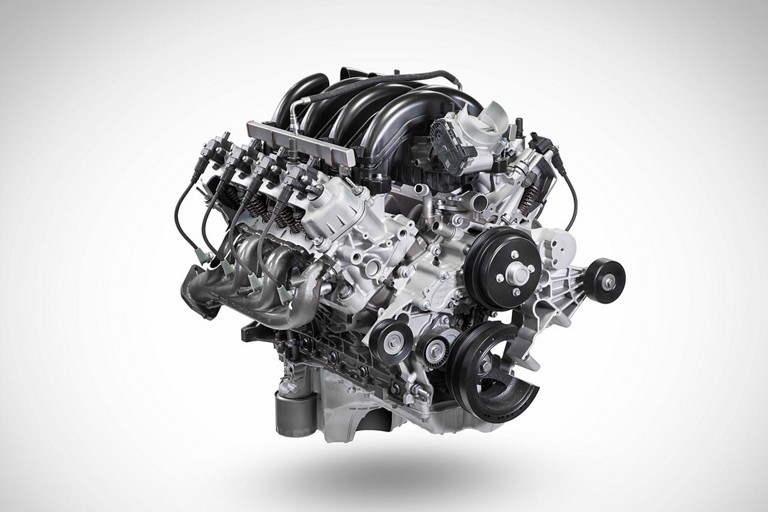 Le moteur V8 de 7,3 L à étalonnage Premium sur fond blanc