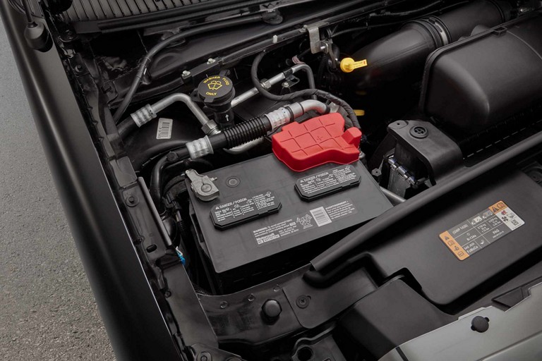 Gros plan sur la batterie sans entretien de 78 Ah du châssis nu Ford série E 2026