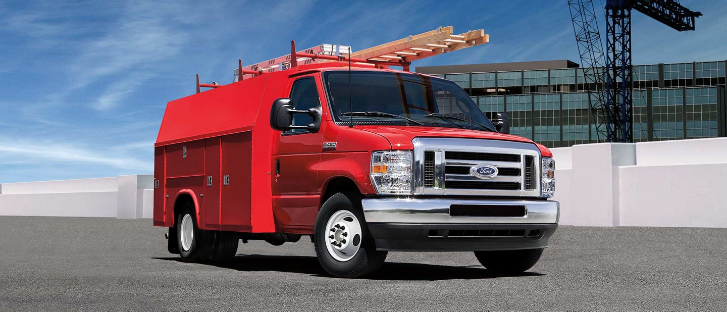 Fourgon tronqué Ford série E 2025 avec carrosserie modifiée d’entrepreneur transportant une échelle