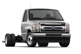 Fourgon tronqué Ford série E 450 2026 à roues arrière jumelées couleur noir agate illustré à un angle 3/4