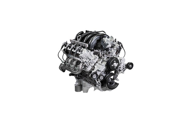 Le moteur V8 de 7,3 litres sur fond blanc