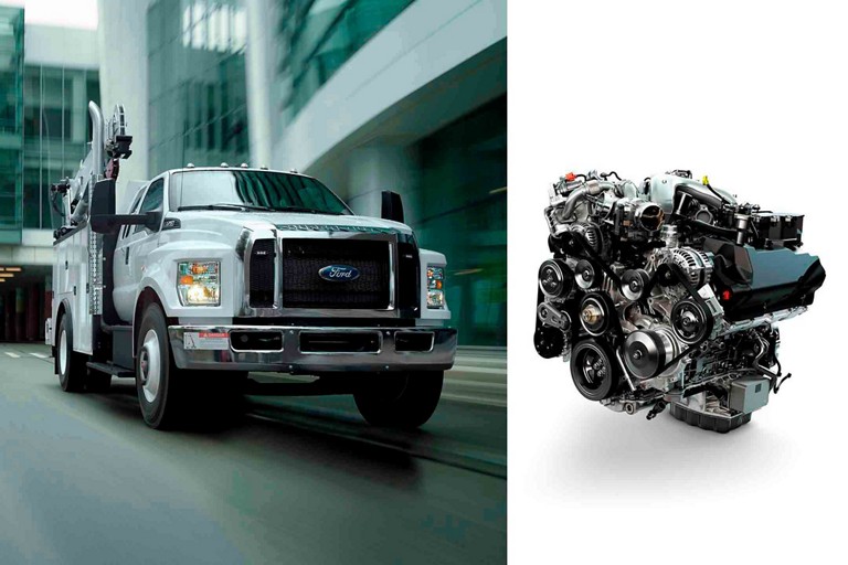 Ford F-750® 2026 à cabine double en blanc Oxford circulant sur la route et moteur V8 turbo diesel Power Stroke® de 6,7 litres