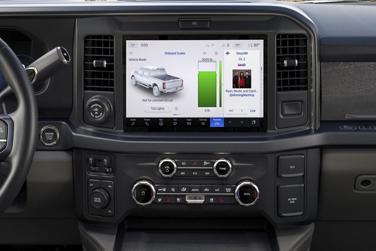 Gros plan sur l'écran central de 12 pouces