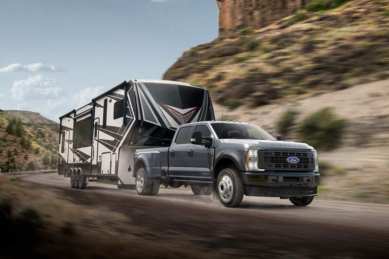 Camionnette Ford Super Duty® F-450® à RAJ Limited 2025 tirant une grosse caravane