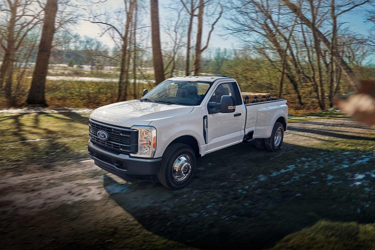 Ford Super Duty® F-350® XL à RAJ 2025 en blanc Oxford circulant sur un chemin de terre