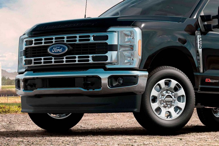 Ford Super Duty® F-250® XLT 2025 en noir agate stationné près d’une ferme