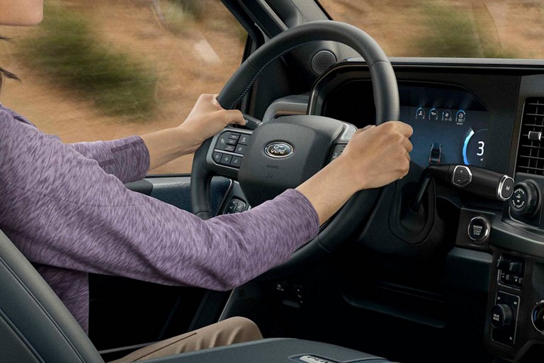 Une personne conduisant un modèle Ford Super Duty® F-450® Limited 2025