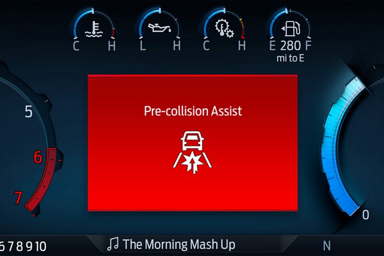 Gros plan de l’icône Assistance précollision sur le tableau de bord
