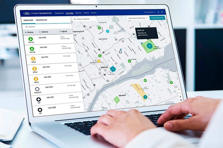 Personne utilisant Ford Pro™ Telematics en option sur un ordinateur portable