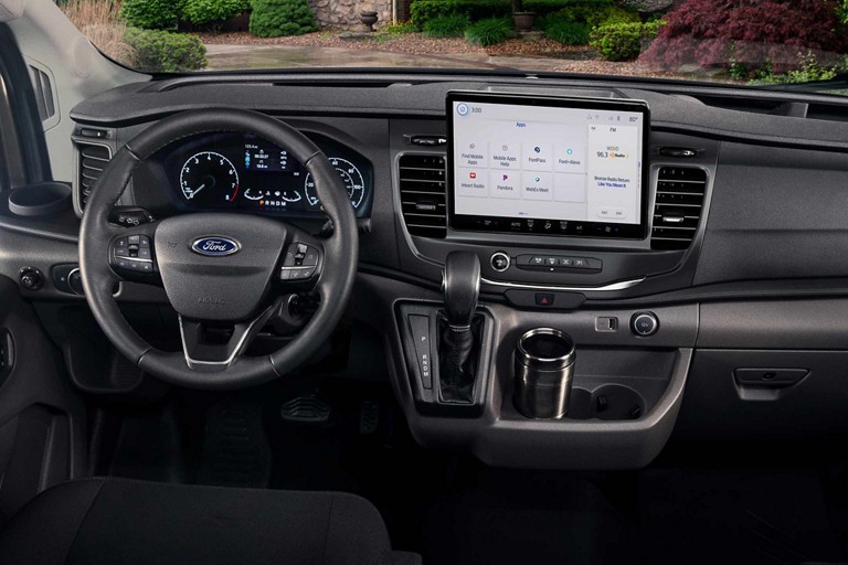 Tableau de bord du Ford Transit® châssis-cabine 2025 montrant SYNC® 4 en option