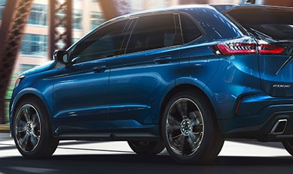 Ford Edge S T 2020 en bleu performance Ford sur un pont en ville