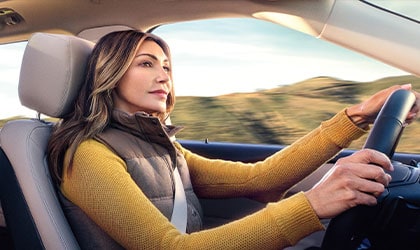 Une femme au volant d’un véhicule Ford Explorer Limited 2020