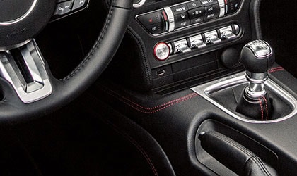 Intérieur avant vue en plongée de la Ford Mustang GT Premium 2020