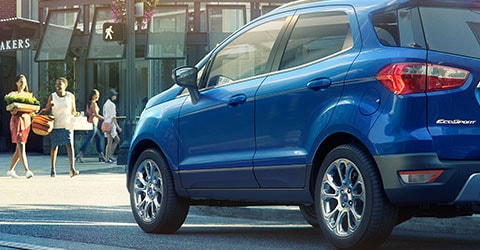Ford EcoSport Titanium bleu foudre 2020 arrêté à un croisement urbain.