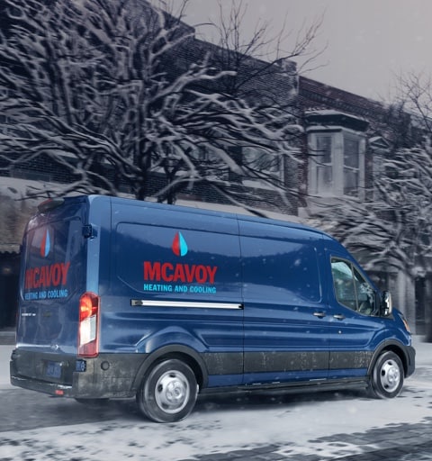 Fourgonnette utilitaire Ford Transit 2020 en bleu denim dotée d’un marquage personnalisé sur une rue enneigée pendant une tempête 