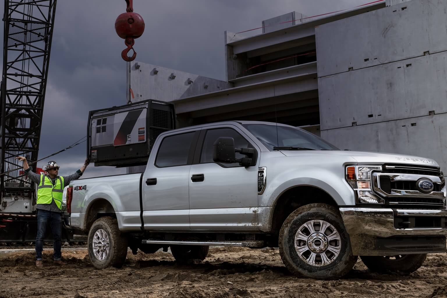 Travailleurs qui chargent une camionnette Ford F-250 Super Duty 2020