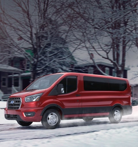 Le personnel de l’hôtel décharge les bagages à l’arrière d’un véhicule Ford Transit 2020 garé à l’hôtel avec des palmiers en arrière-plan