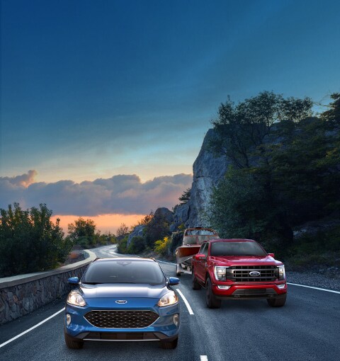 Escape 2020 bleu et F-150 2021 rouge sur une autoroute
