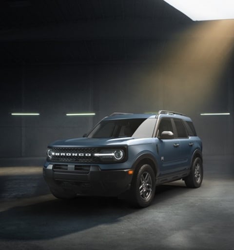 Ford Bronco Sport Big Bend 2025 en gris azur dans un décor de studio.