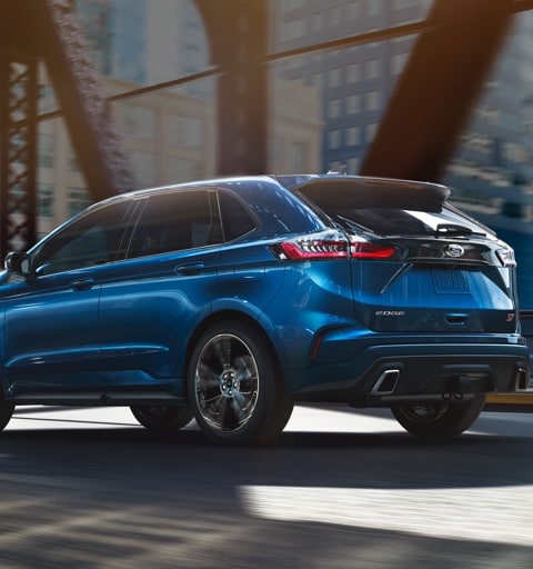 Conductrice utilisant l’écran tactile à l’intérieur d’un Ford Escape Titanium 2021