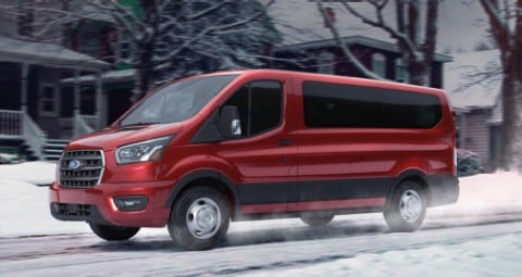 Fourgonnette de transport de passagers Ford Transit 2020 en rouge Kapoor sur une rue enneigée d’un quartier résidentiel