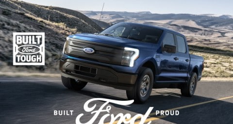 Une camionnette Ford F-150 Lightning tout électrique sur une route de montagne