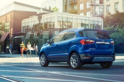Ford EcoSport Titanium 2020 en bleu foudre près d’une intersection dans une grande ville