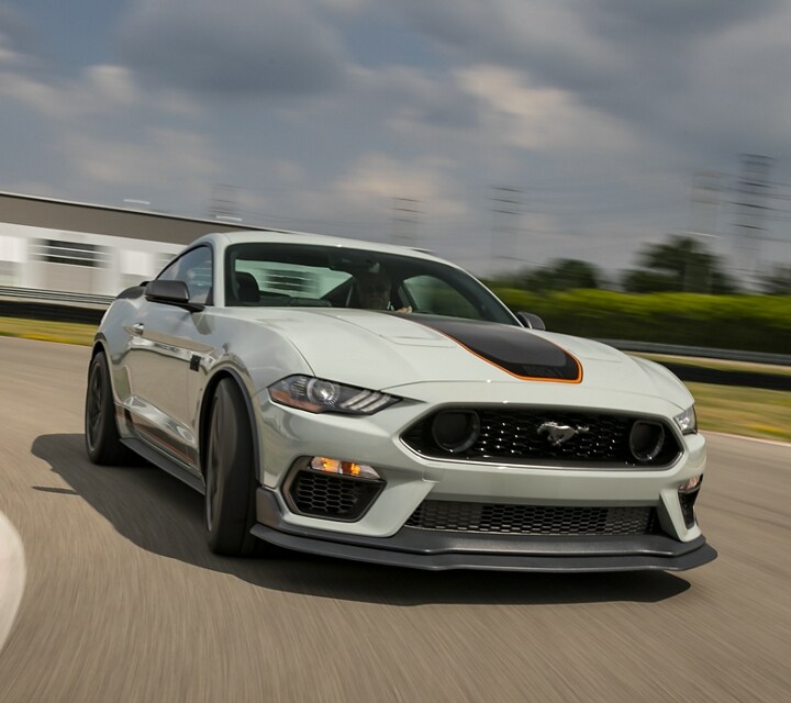 Une Ford Mustang Mach 1 2021 conduite sur piste