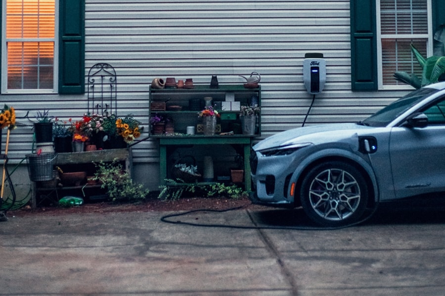 Une Mustang Mach-E 2024 en cours de chargement à l'extérieur de la maison. 