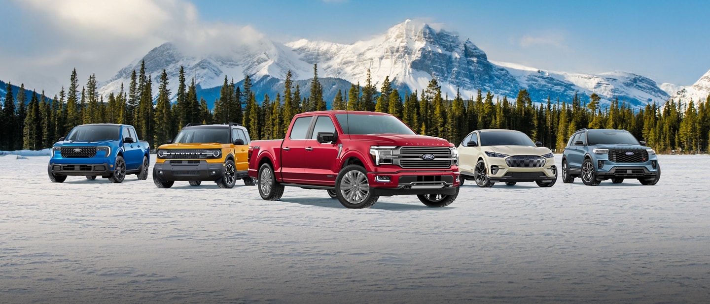 La gamme de véhicules Ford est présentée de gauche à droite : Maverick, Bronco Sport, F-150, Mach-E et Explorer.