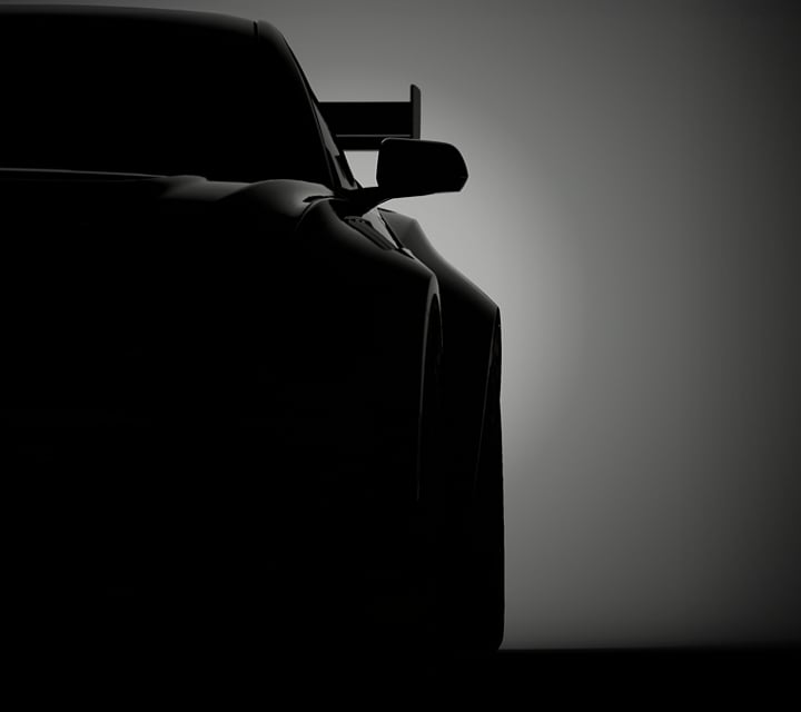 La silhouette de la Mustang GTD se découpe sur un contre-jour spectaculaire.