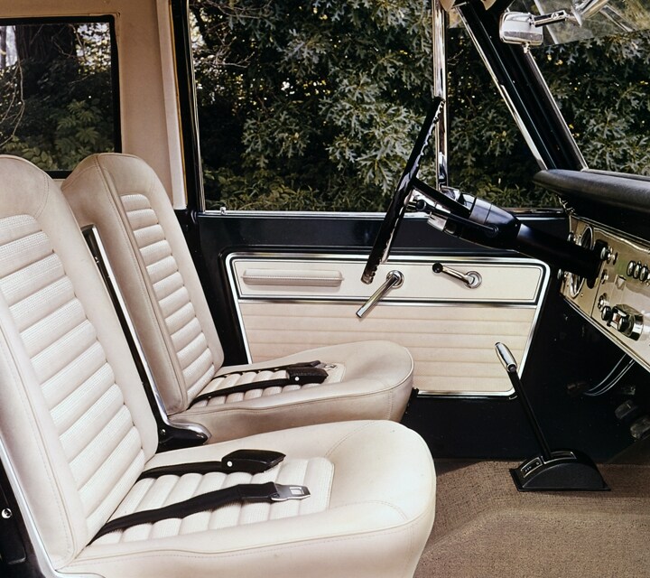 Intérieur du Ford Bronco Sport 1967 avec sièges baquets en vinyle Parchemin pour conducteur et passager