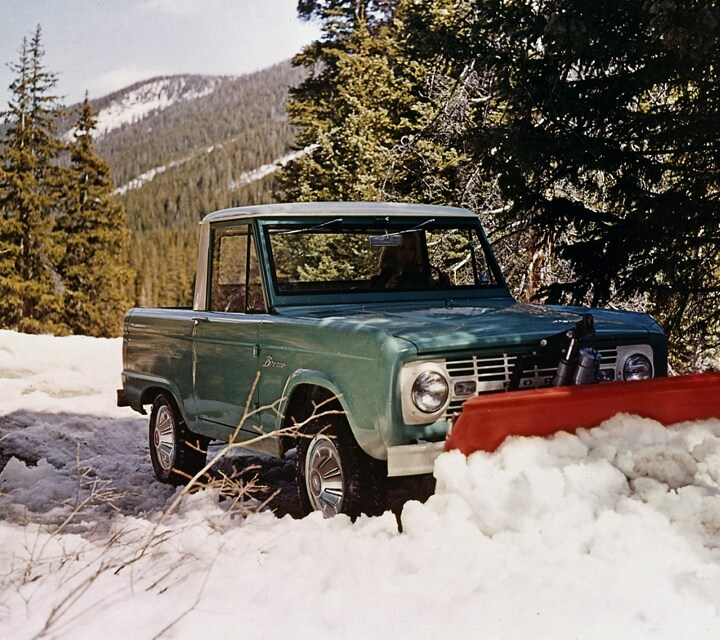 Camionnette Ford Bronco 1967 couleur vert houx avec toit blanc Wimbledon et chasse-neige