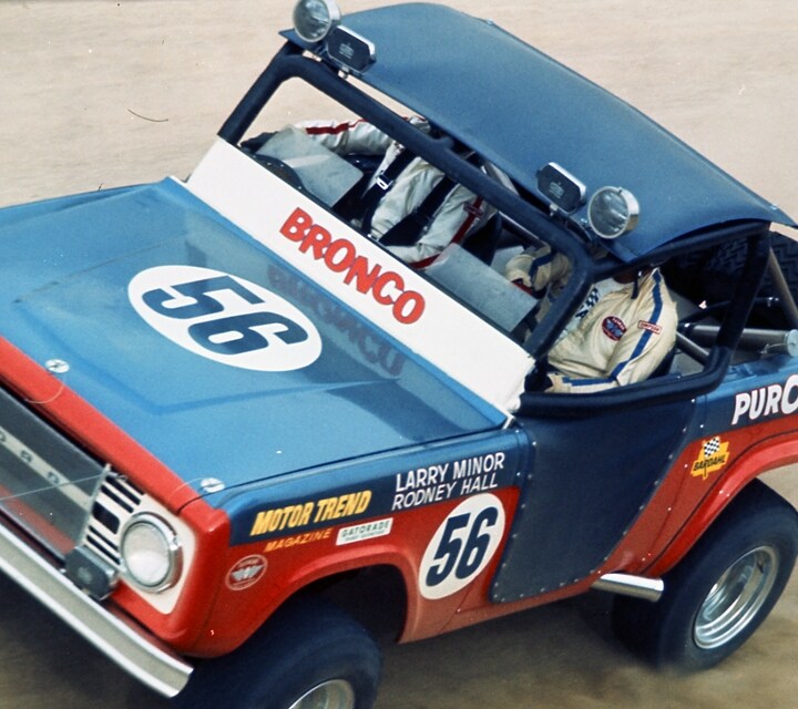 Le Ford Bronco de course numéro 56 était conduit par Larry Minor et Rodney Hall dans la course mexicaine 1000 de 1969